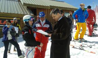Le Préfet remet les diplomes aux lauréats des examens de moniteurs de ski  nationaux à l'Alpe d'Huez