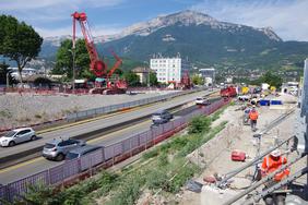 Le chantier vu depuis le pont enjambant la RN87, dans le prolongement du cours de la Libération, avec en point de mire la future tranchée couverte.